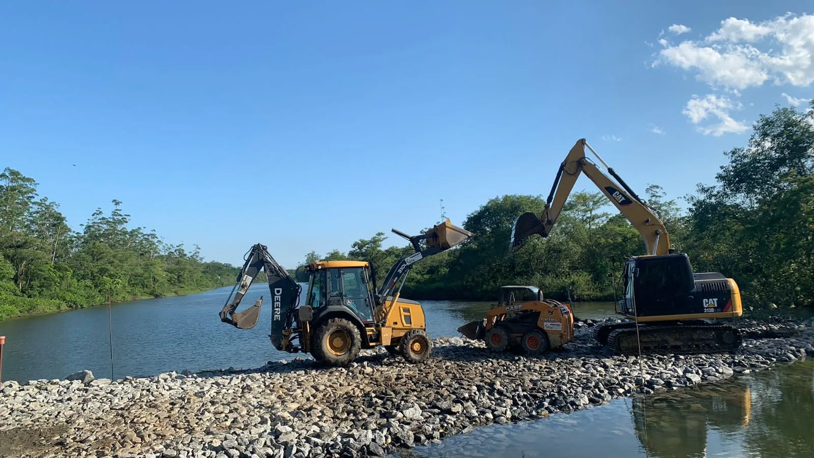 Foto 1 — M Bessa Locações: equipamentos e serviços de terraplenagem em Cubatão